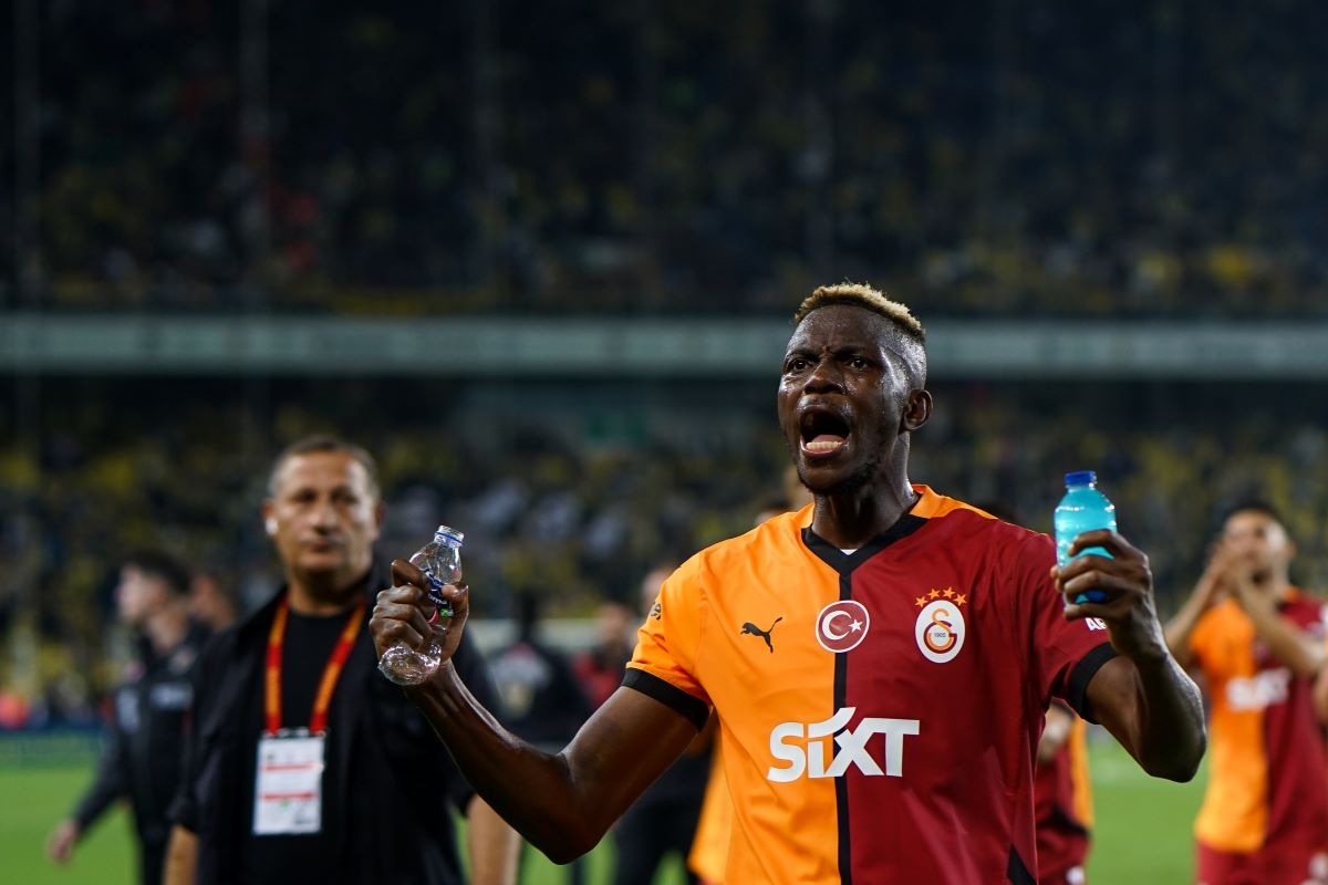 Man United consider Osimhen swap offer involving Zirkzee