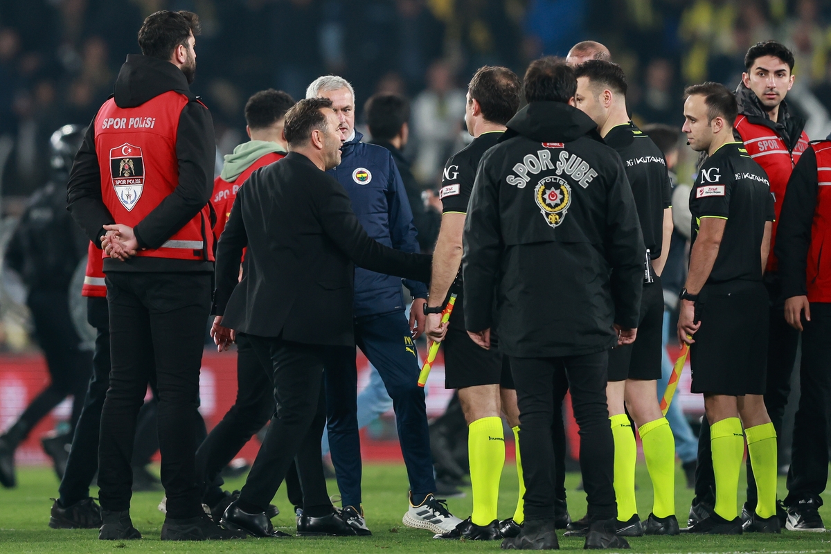 Galatasaray ‘ashamed' of Mourinho after nose-pinch incident