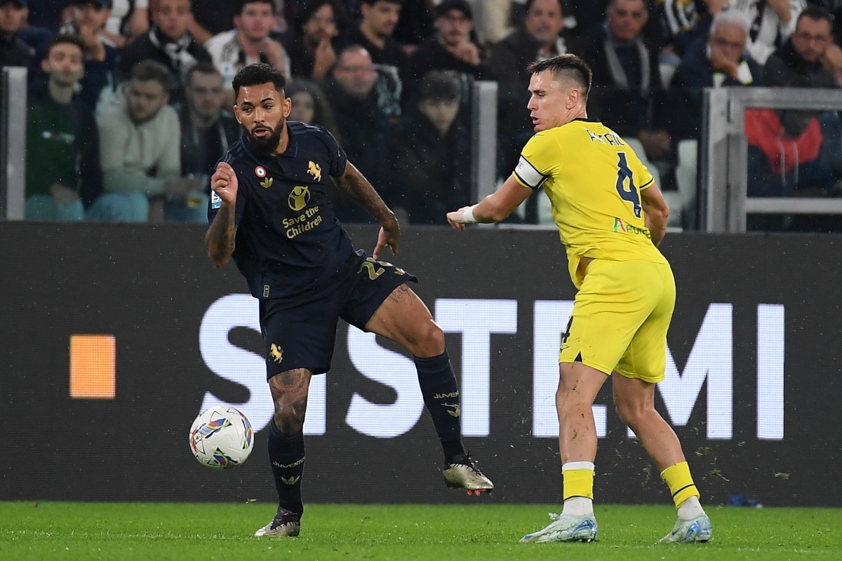 Ongoing Nottingham Forest talks for Juventus midfielder Douglas Luiz