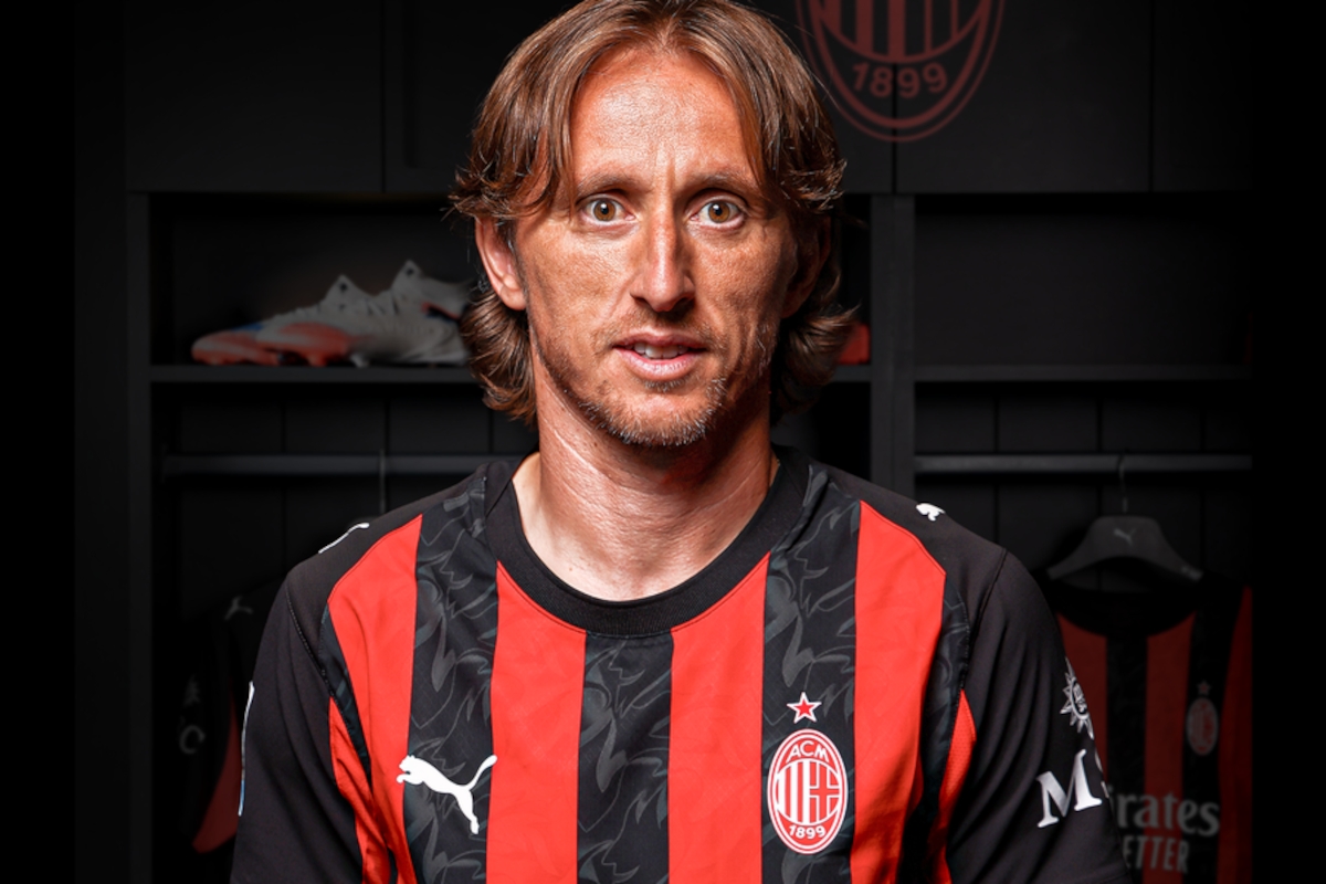 Video: Modric greeted by huge crowd of AC Milan fans