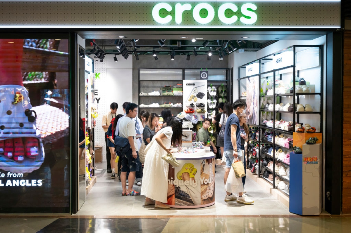 Crocs Beats Q1 Forecasts, Withdraws Guidance on Tariff Uncertainty