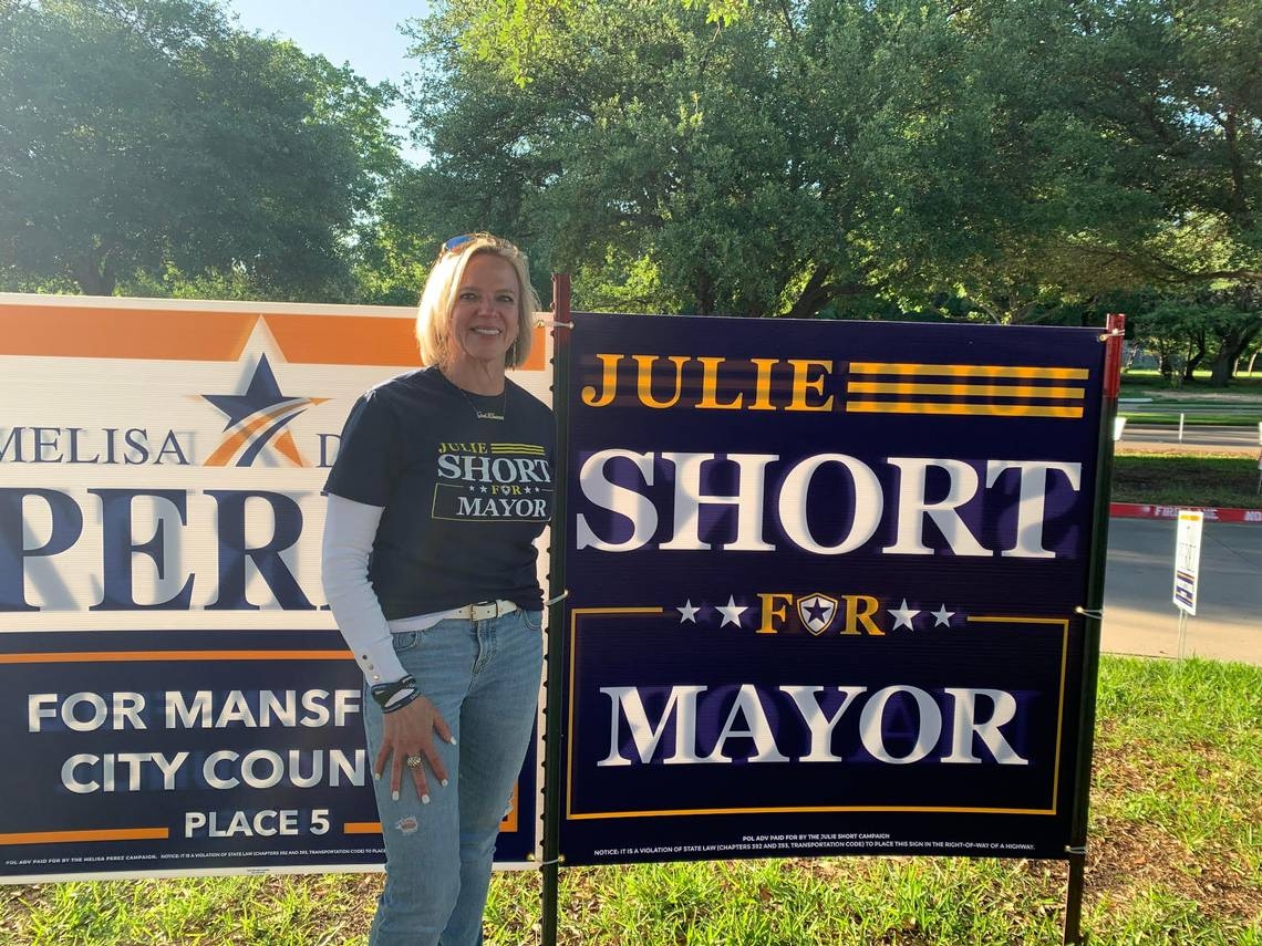 How did conservative candidates fare in Tarrant County area elections?