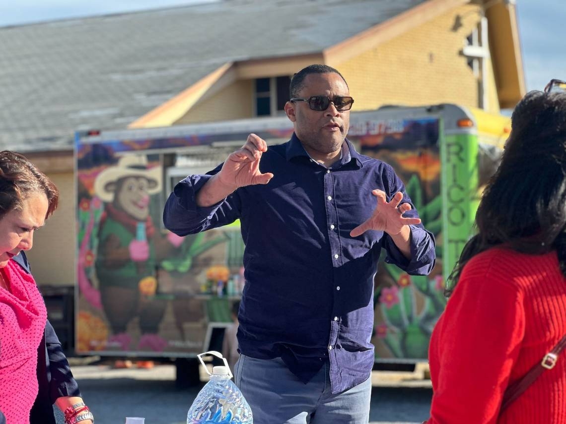 ‘Know your rights.' Near high school, Fort Worth congressman answers concerns about ICE raids