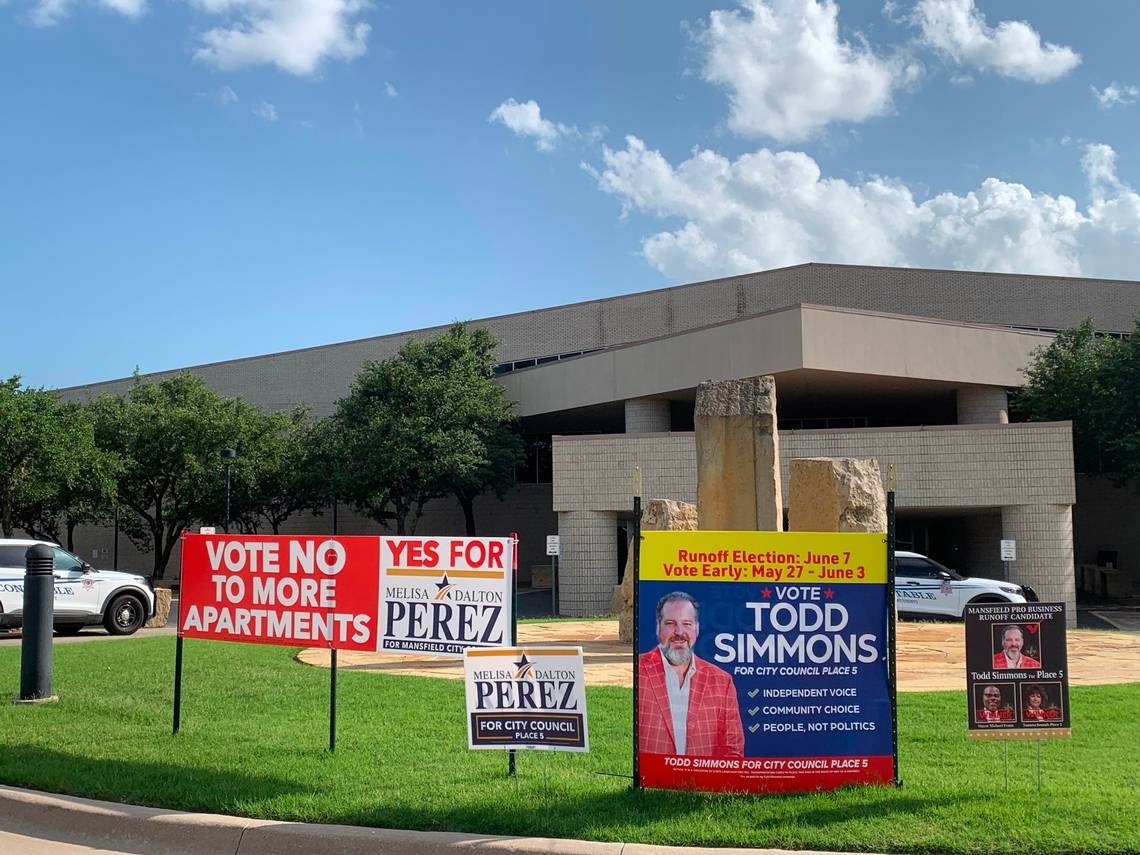 Simmons leads Perez in Mansfield Place 5 early voting results