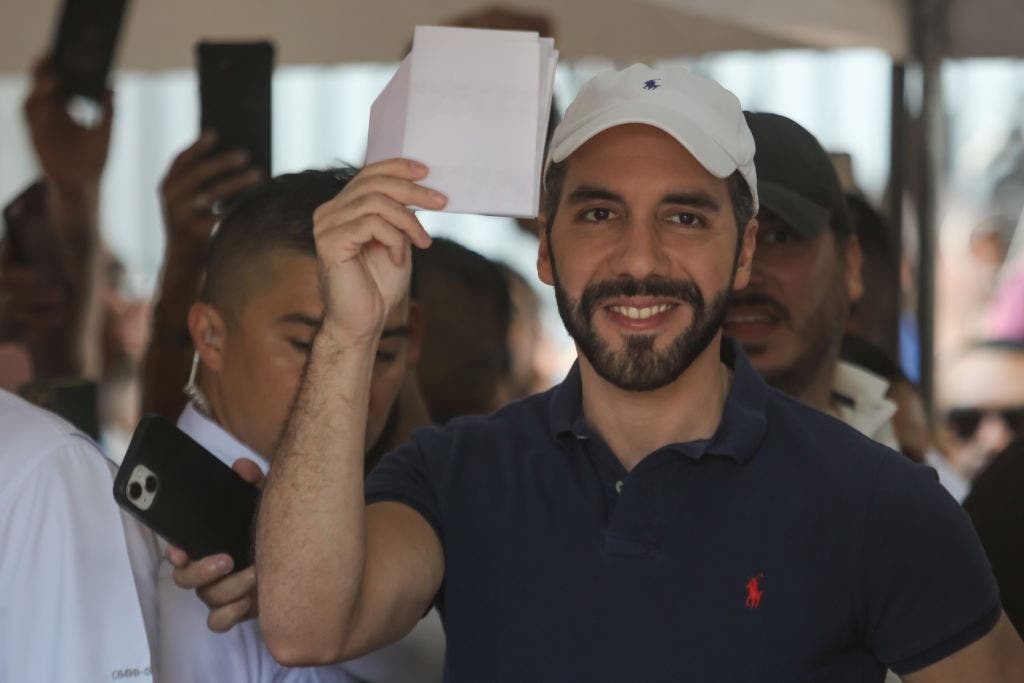 El Salvador takes in hundreds of Venezuelan gang members from US, even as judge moves to block deportations