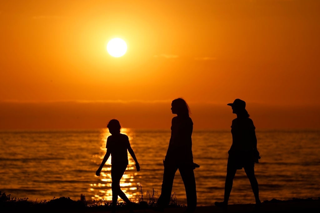 Phoenix to Seattle faces record heat as 235 million surge above average in West while cold air returns to East