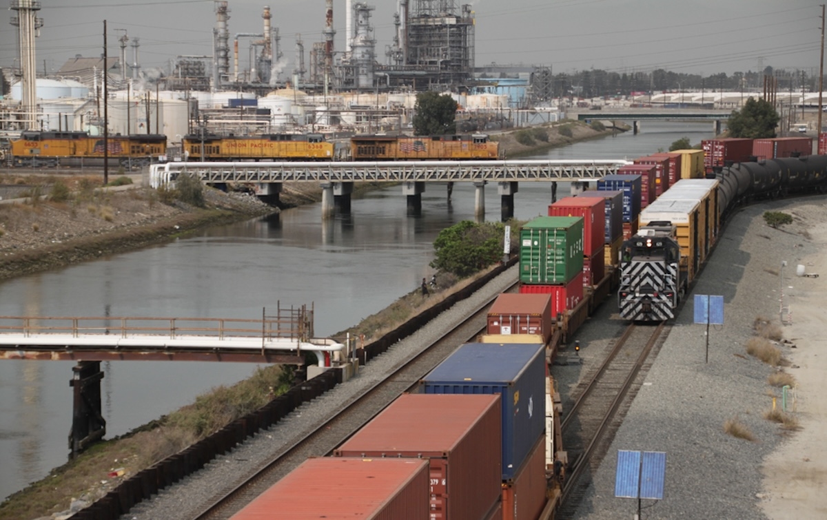 For first time since 1998, LA-Long Beach ports bid harbor rail services