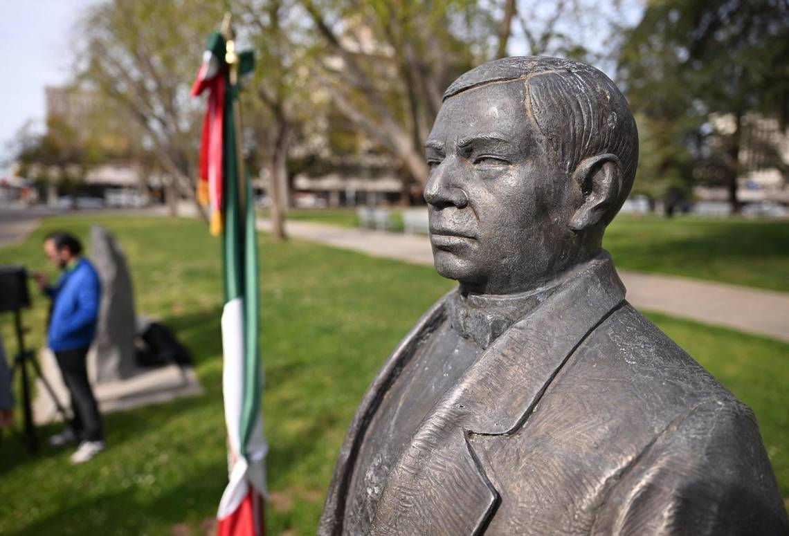 Why is there a statue of the first indigenous president of Mexico in Fresno?