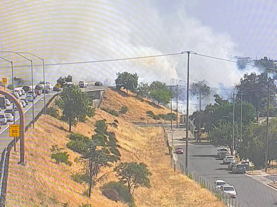 Heavy smoke disrupts traffic as fire jumped Fresno highway, authorities say
