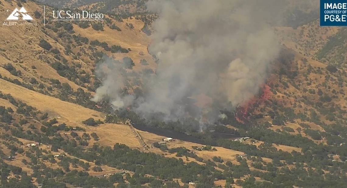 Wildfire in Yokuts Valley prompts evacuation warnings, Fresno deputies say