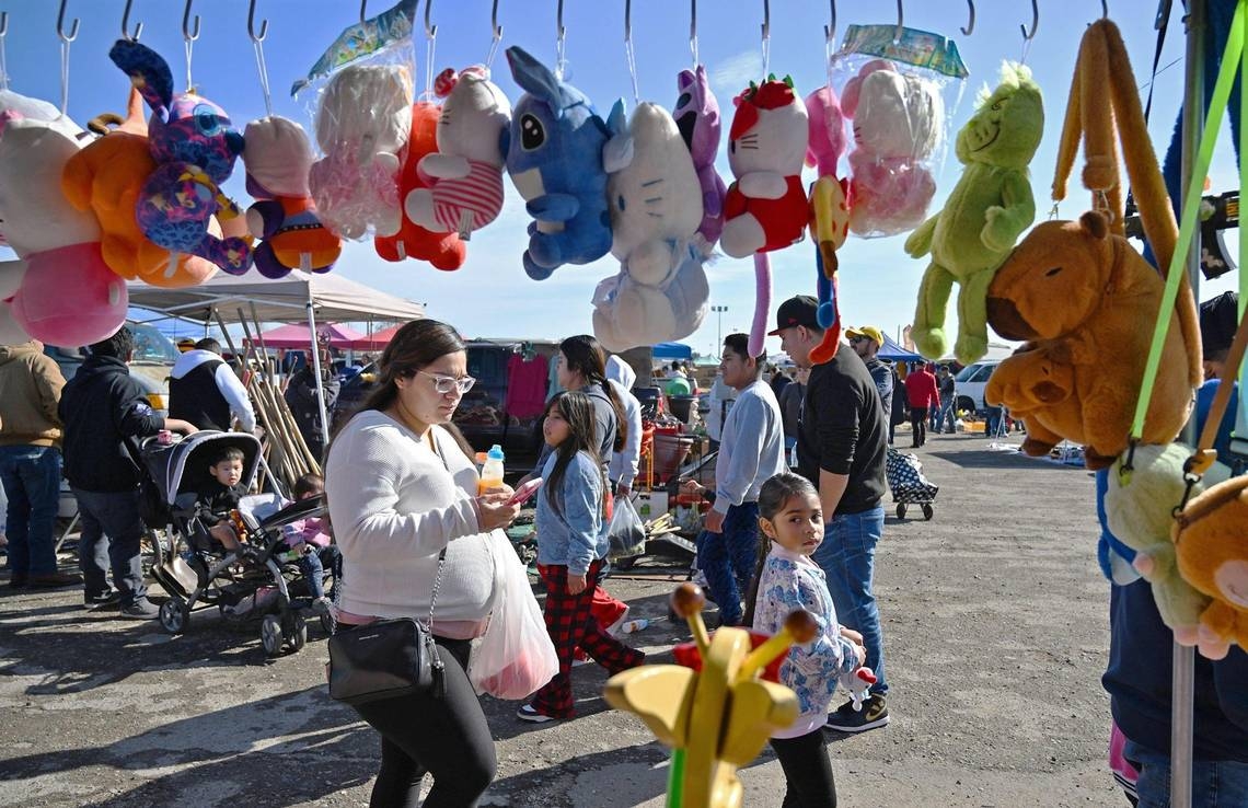 Threats of ICE raids sweep through Fresno's flea markets. It's ‘fear mongering,' owner says