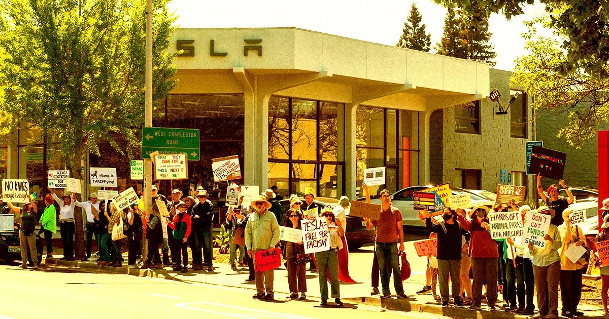 Elon Musk Has a Huge Problem With His Republican Fans: They're Ditching Their Teslas