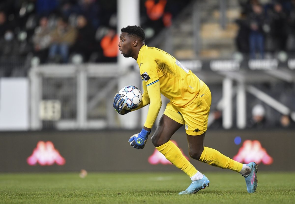 Lorient sign former Pau goalkeeper Bingourou Kamara
