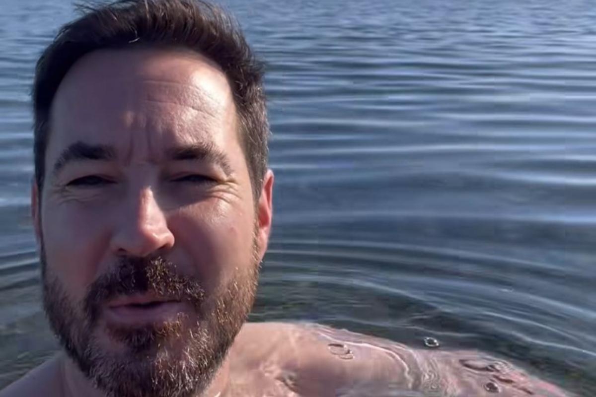 Celtic-daft actor pictured taking trophy day dip to celebrate 55th title
