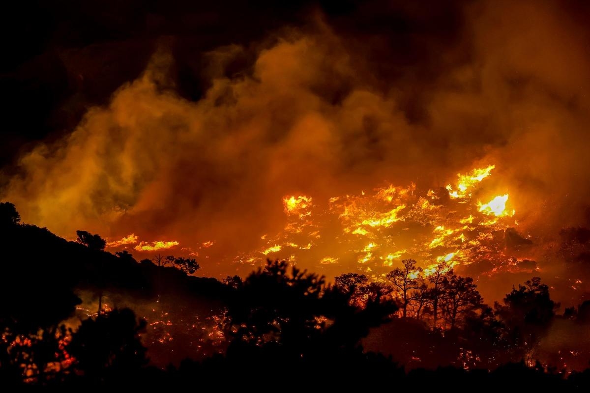 Tourists and locals evacuated due to Spanish wildfire