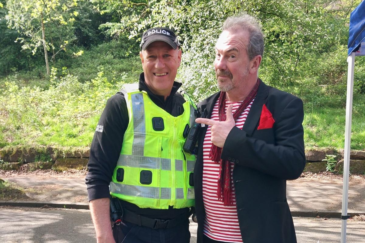 'On duty means no pints': Glasgow cop runs into Still Game star