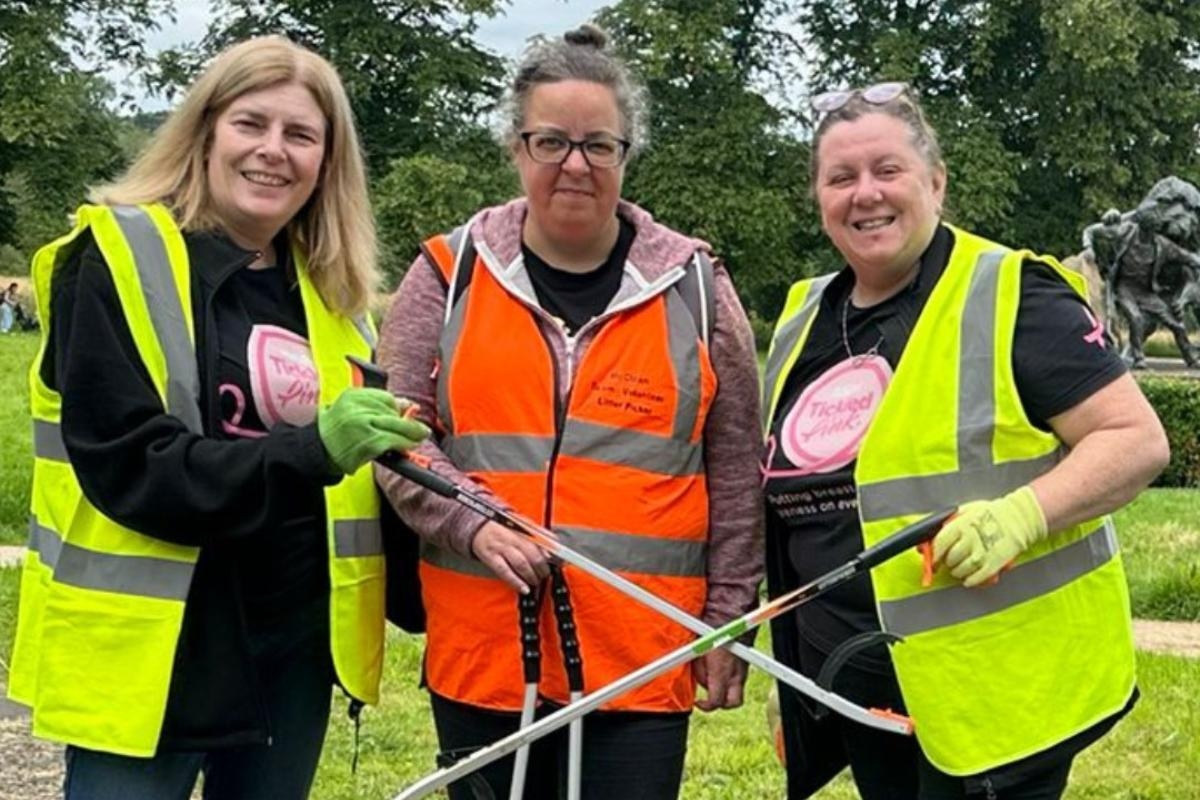 Volunteers and supermarket staff clean up community in South Lanarkshire