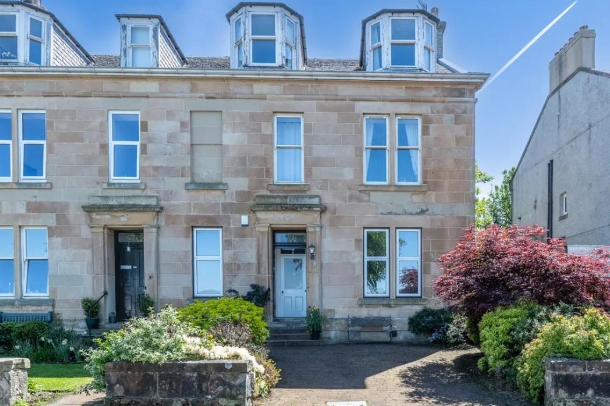 Stylish Gourock flat within traditional property sits close to the river