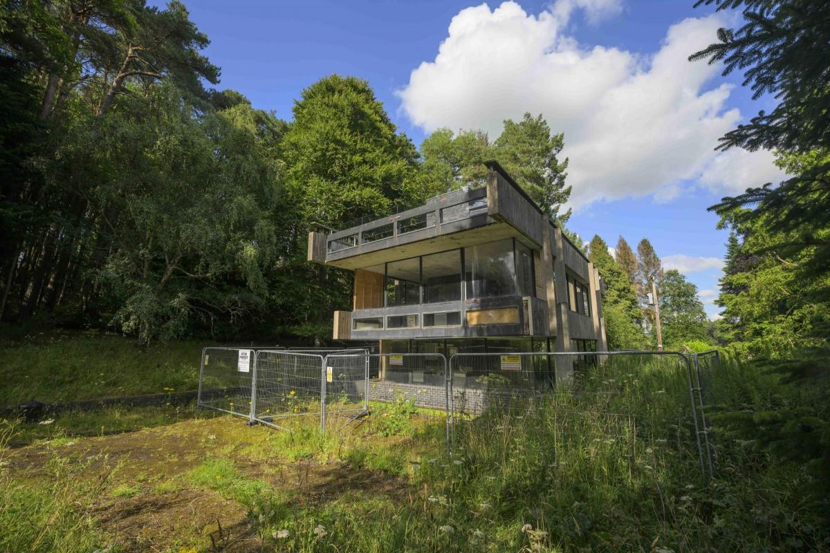 Modernist masterpiece built for renowned textile designer up for auction