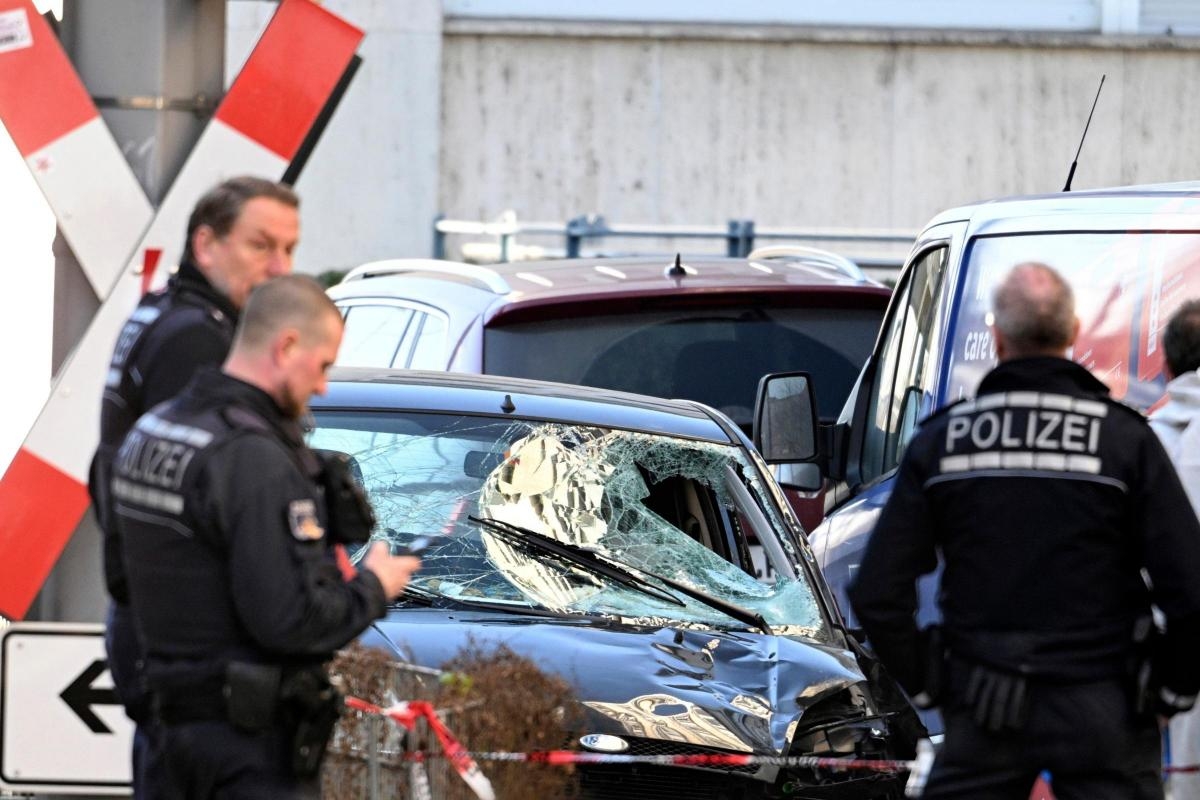 Two dead after car 'rammed into crowd' in German city