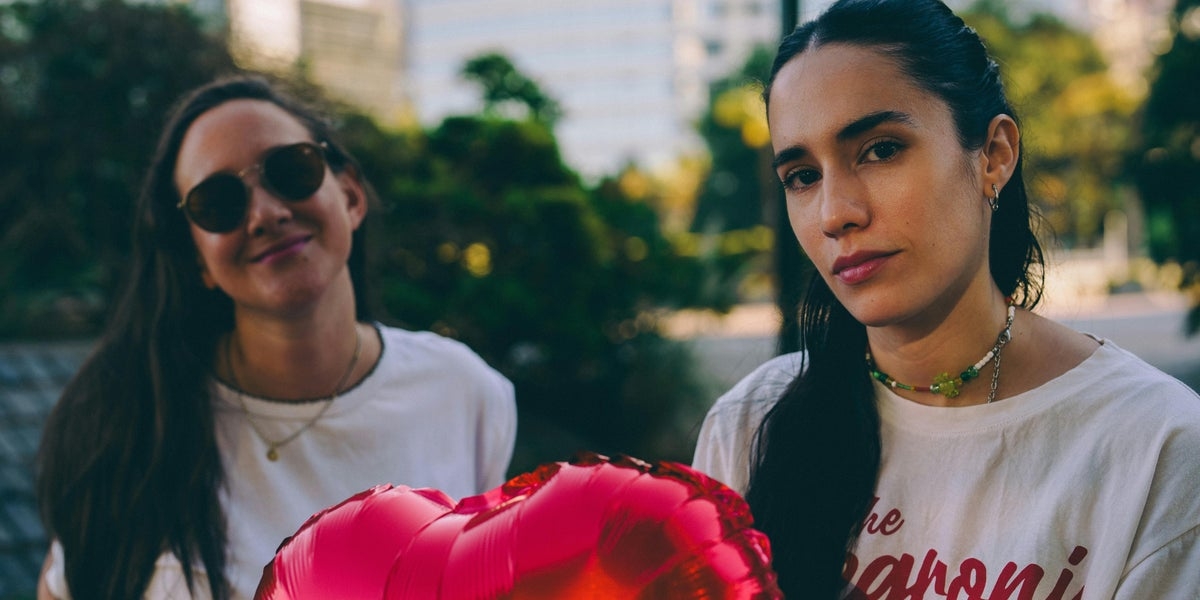 The 3 Red Flag Signs That Your Friends Aren't Actually Your Friends