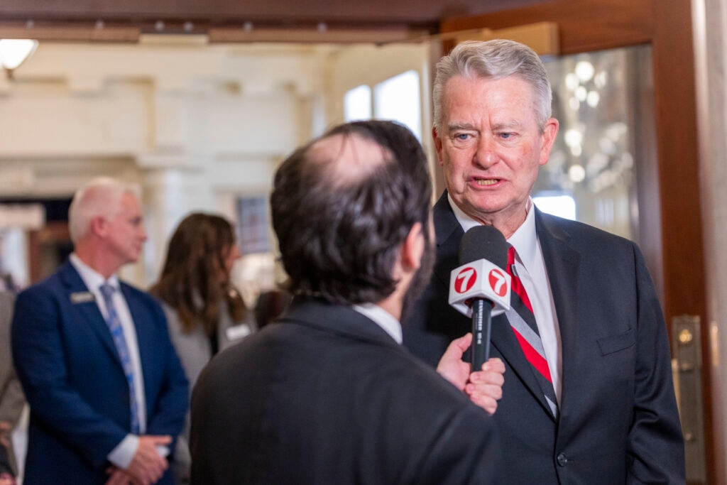 Idaho will have journalism shield law, after Gov. Little signs bill