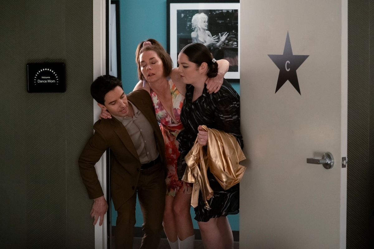 How ‘Hacks' Found Comedy in Every Prop, Light, and Gesture