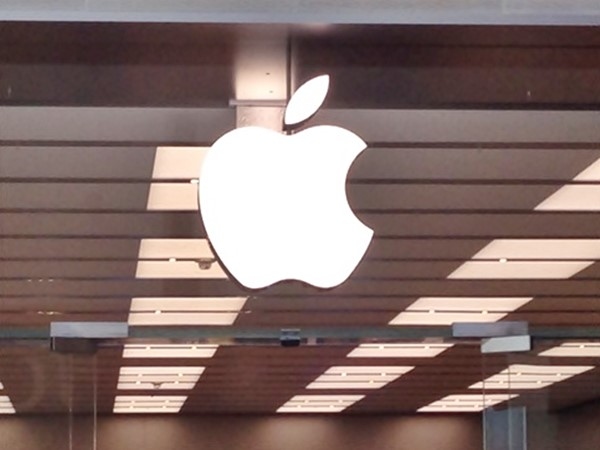 Apple's (AAPL) AI Strategy Falls Short, Says Barclays—Is the Stock Still a Must-Watch?