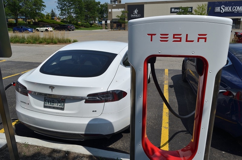 Tesla, Inc. (TSLA) Stock Gets $450 Price Target as Analyst Dismisses Political Blame for Slump