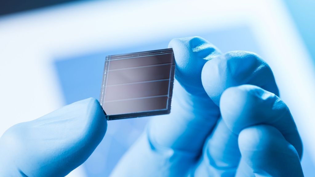 Ultra-high efficiency achieved in silicon solar panels with new, smart nanostructural layer