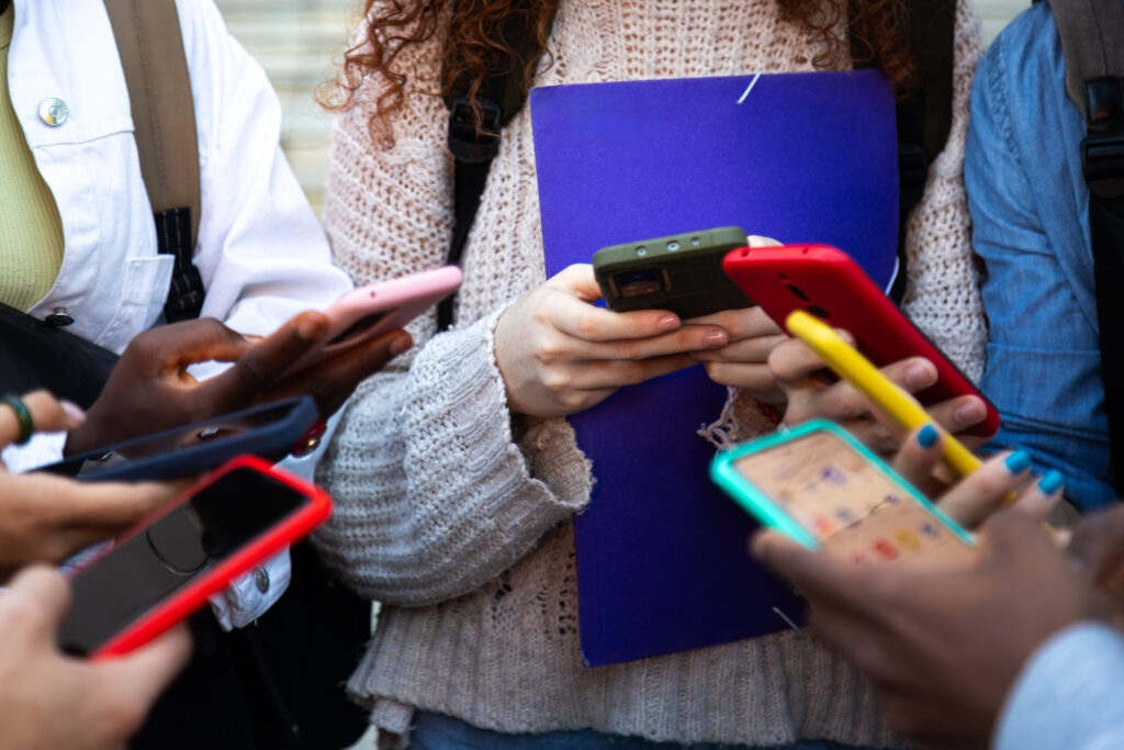 Ban on students' use of cellphones during class time heads to governor's desk