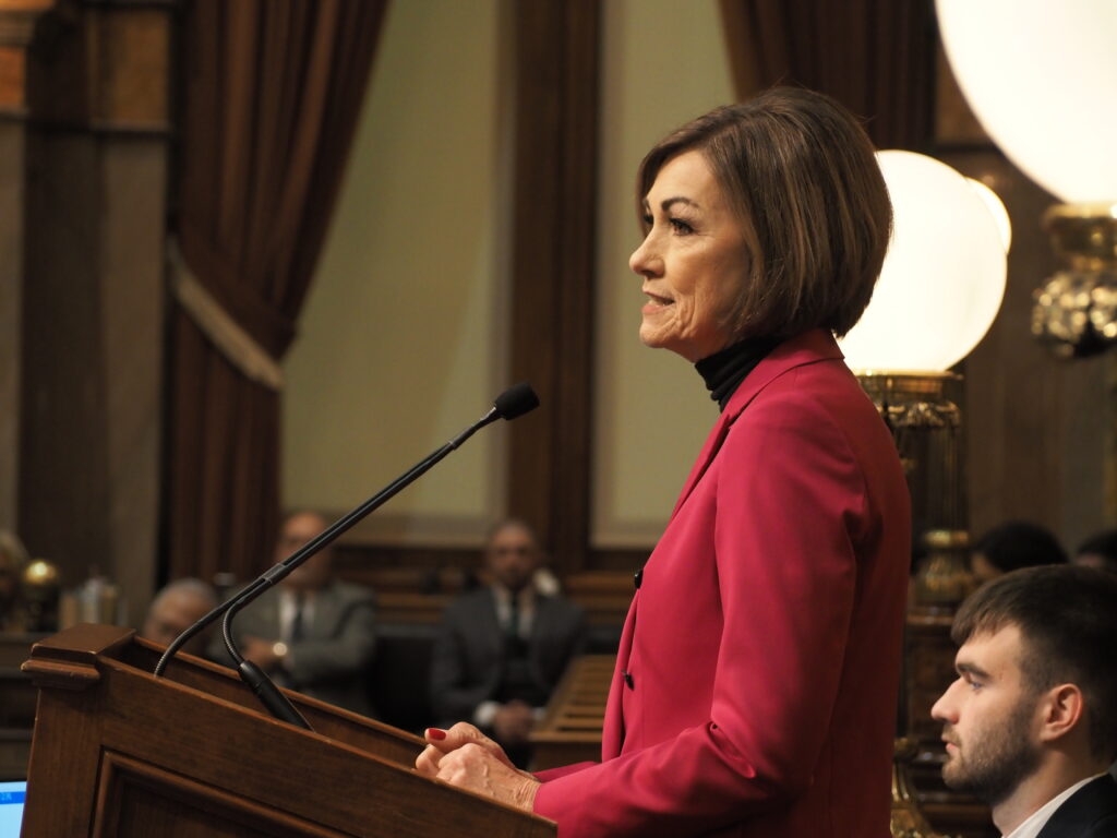 Iowa governor vetoes bill restricting private pipelines' use of eminent domain