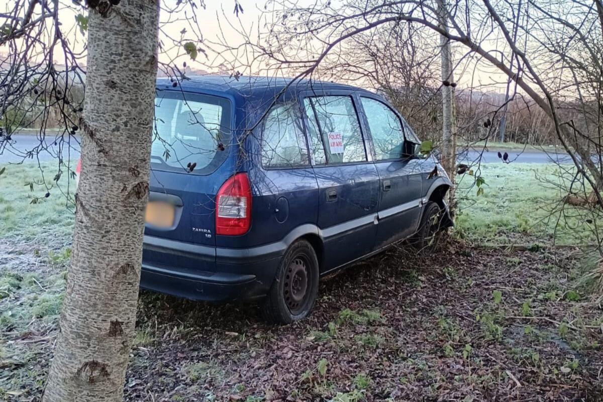 Crashed car on Isle of Wight roundabout marked police aware