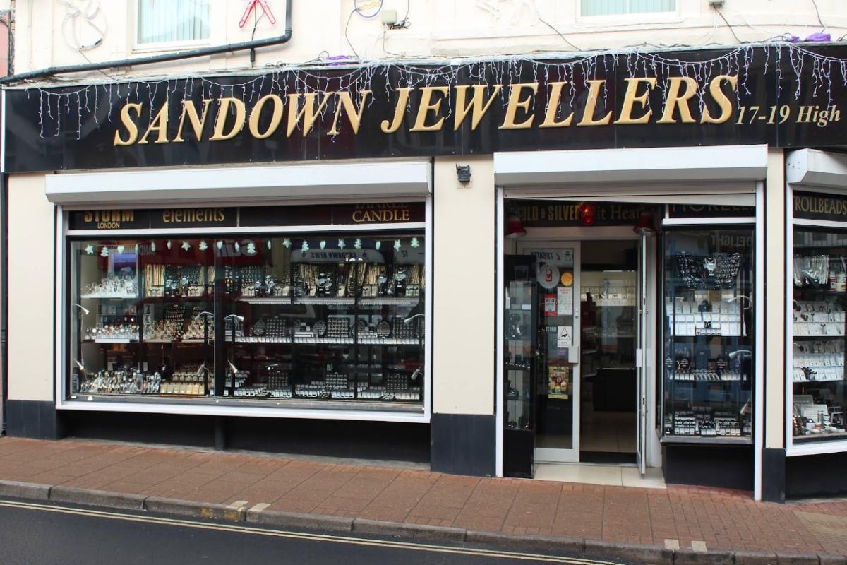 Ring stolen and staff member 'punched' in robbery at high street jewellers