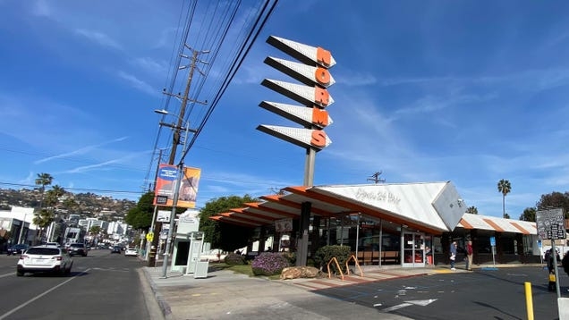 LA's Love Of Cars Led To The Wacky, Eye-Catching Googie Architecture Style For Roadside Businesses