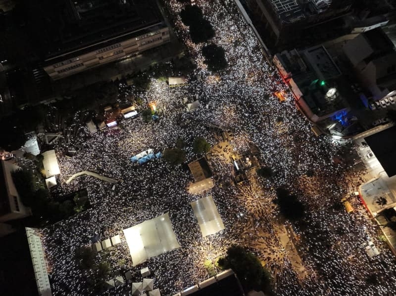 Nearly 500,000 Israelis rally for the release of the hostages in Tel Aviv