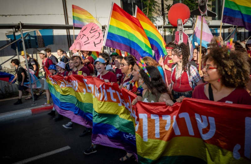 Police, Jerusalem Pride marchers clash as protesters call for hostages' release