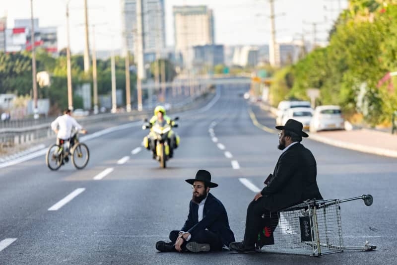 Ultra-Orthodox Jews block central Israel highways, protest outside military prison