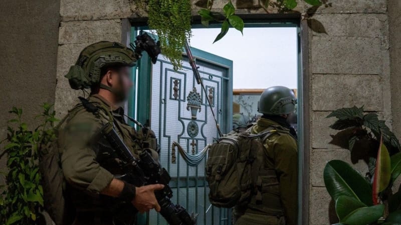 IDF soldiers operate in four locations across southern Syria, arrest weapons smugglers