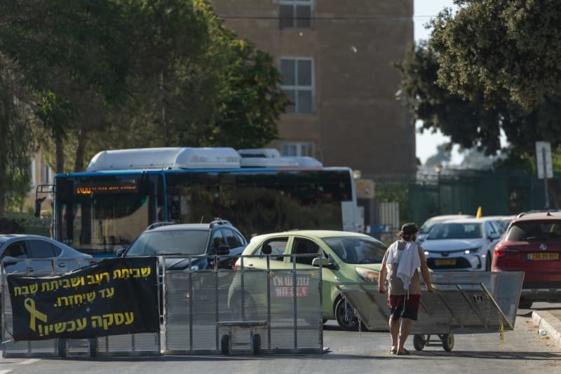 Police clash with combat veteran demonstrators outside Knesset, punch protest leader