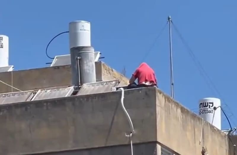 Bat Yam man stabs partner to death, barricades himself on roof