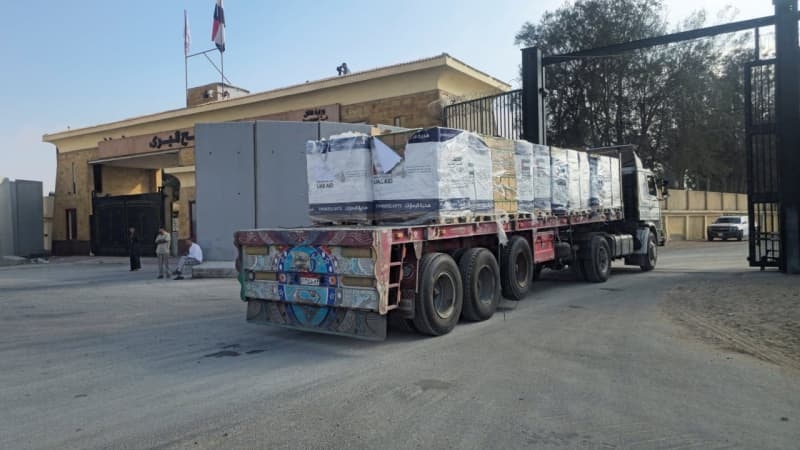 Egyptian border opens, allowing dozens of trucks to bring aid into Gaza