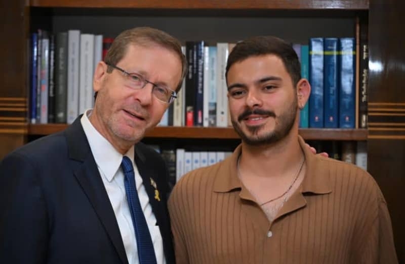 Hostages are not a political issue, freed hostage Omer Wenkert tells Herzog