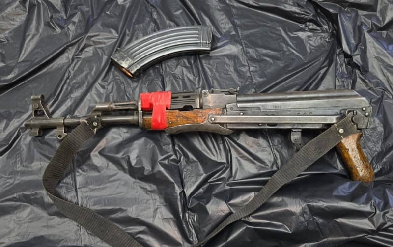 Two Israelis arrested by police after returning from Syria with Kalashnikov rifles