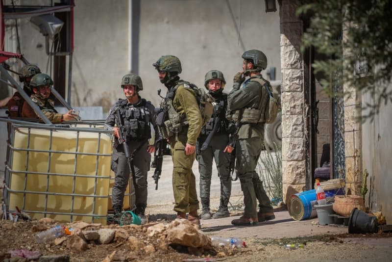 IDF, security arrest two suspects in Surif for throwing stones, setting vehicles ablaze in W. Bank