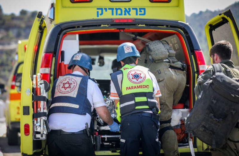 Palestinian bus, truck collide on Highway 1, thirty injured and evacuated to West Bank