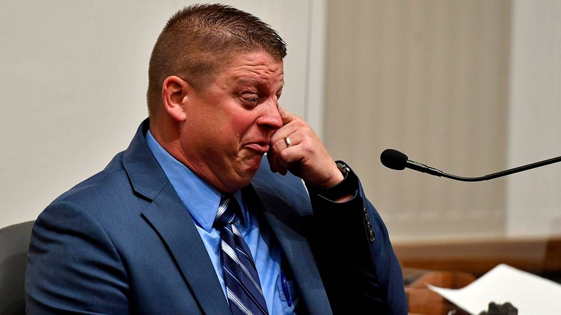 Eric DeValkenaere still has a Missouri peace officer license. That's wrong