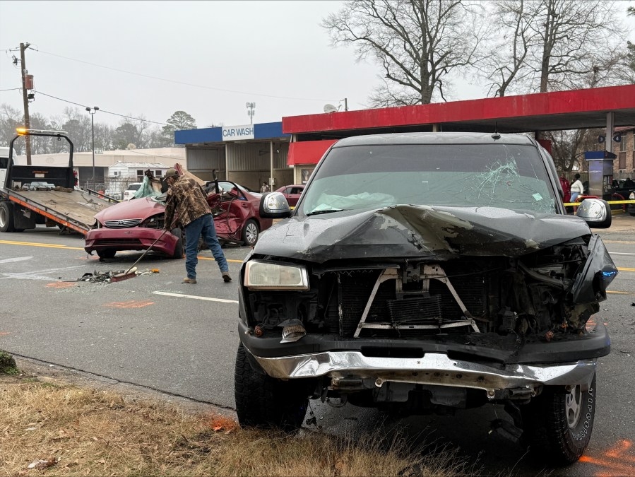 Pine Bluff police investigating deadly crash involving multiple cars