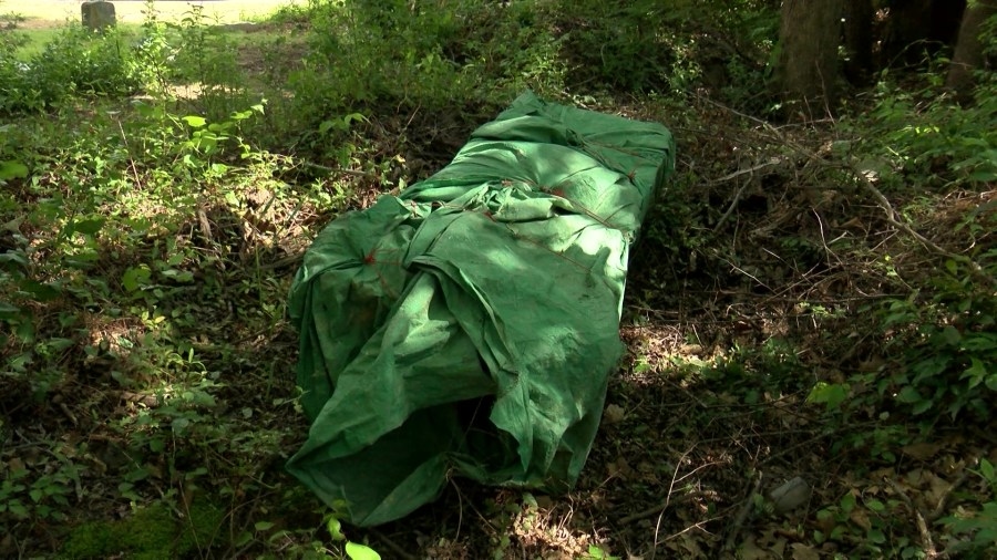 Little Rock cemetery gets backlash after people see casket outside of grave, director speaks out