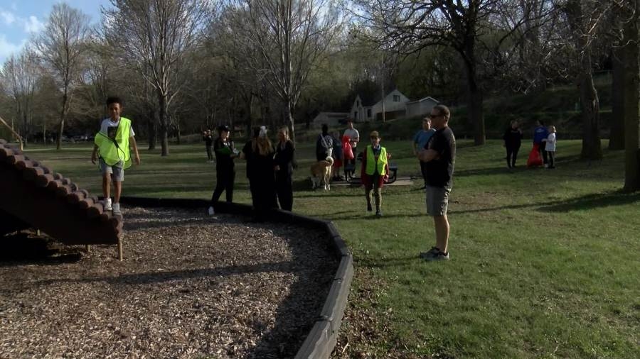 Big Brothers Big Sisters participate in 10th annual Earth Day clean up